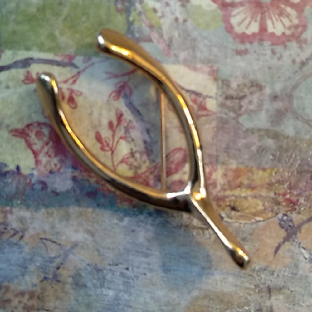 Wishbone brooch